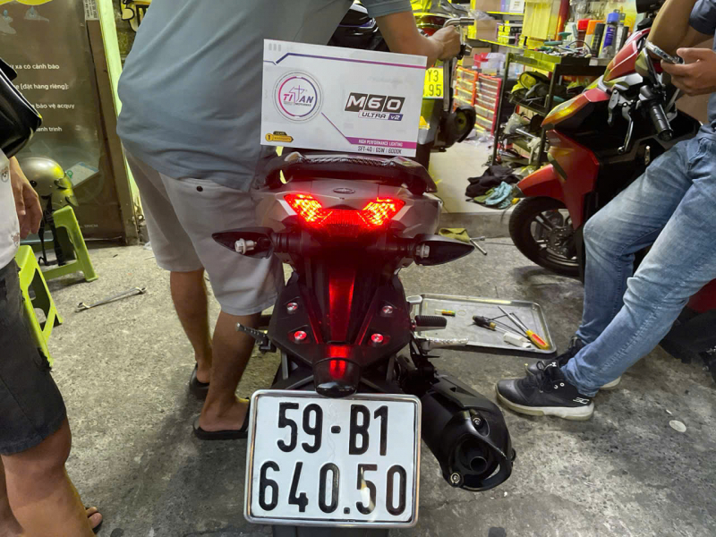 Độ đèn nâng cấp ánh sáng Titan Moto M60 Ultra V2 cho xe Exciter 2019